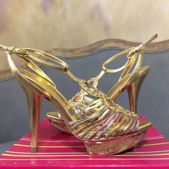 BCBGirls Women's Debby Platform T-Strap sandal, size 6.5 - Picture 3 of 15